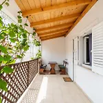 Feather Studio Apartment - Free Private Parking - Self Check-In